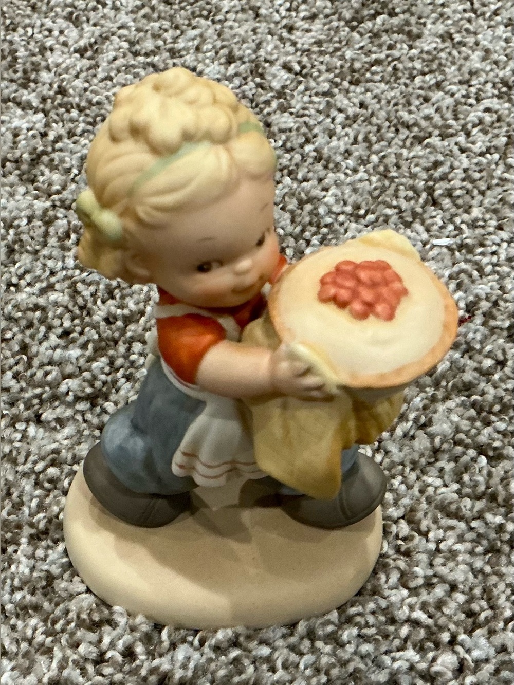 Memories of yesterday/Vintage Ceramic Girl Figurine Holding Pie